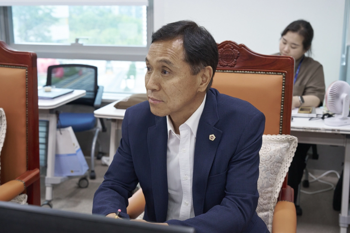 ▲이건한 의원이 22일 열린 제392회 임시회 제2차 교육기획위원회 회의에서 ‘지역추천 교육장 공모제’의 실효성 검증과 객관적인 평가체계 마련을 주문하고 있다. (사진=경기도의회)