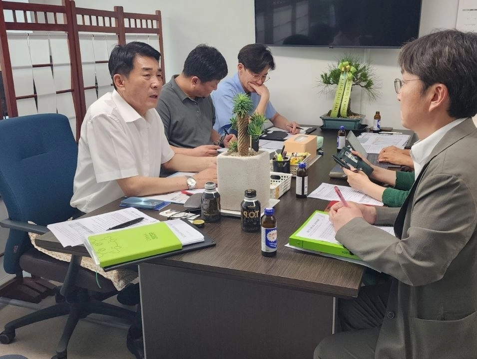 ▲ 지난 23일 경기도교육청 특수교육과 및 학교설립과 관계자들과 정담회를 갖은 경기도의회 엄교섭 부위원장(사진=경기도의회)