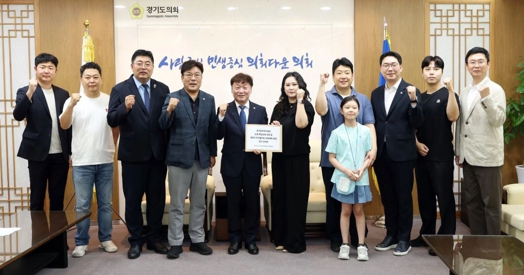 ▲ 지난 23일 경기남부광역철도의 제5차 국가철도망 구축계획 반영을 촉구하는 경기도의원들의 공동 건의에 참여한 최만식 의원(사진=경기도의회)
