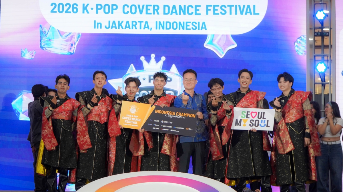 ‘2026 K-POP 커버댄스 페스티벌 인 인도네시아’에서 최종 우승한  7인조 남성 그룹 ‘엑스나이트(EXNITE)’가 시상식을 마치고 기념 사진을 찍고 있다.