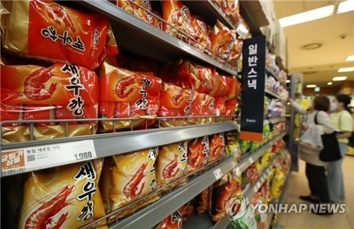 다음달부터 육개장 사발면, 새우깡 등 라면과 스낵, 음료 출고가가 오르고 던킨 도너츠 등의 가격이 일제히 오른다.  연합뉴스