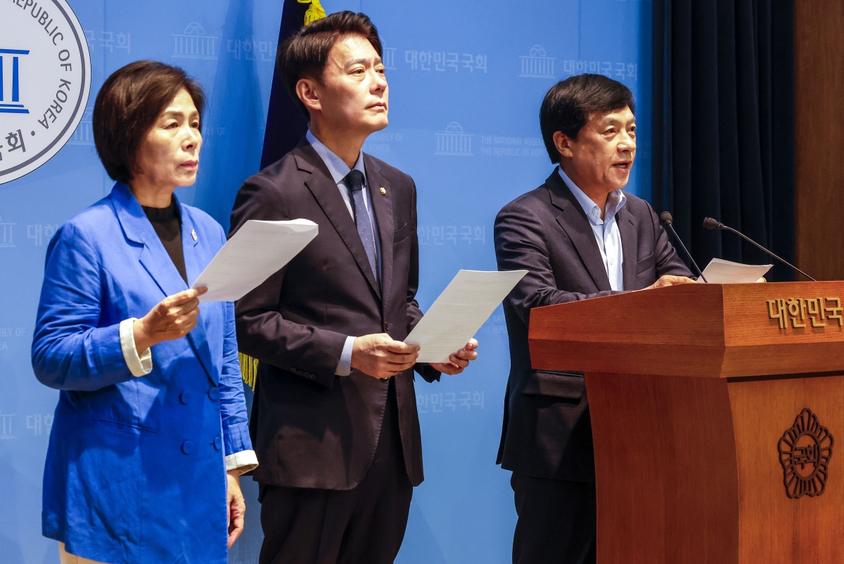 최민희·한민수·이성윤 더불어민주당 최고위원 후보가 24일 서울 여의도 국회 소통관에서 김민석 당대표 후보의 신천지 의혹 제기 관련 기자회견을 하고 있다. 뉴시스