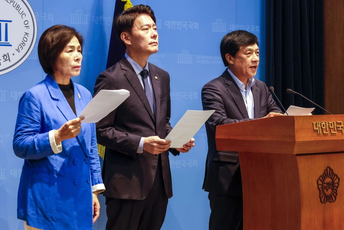 최민희·한민수·이성윤 더불어민주당 최고위원 후보가 24일 서울 여의도 국회 소통관에서 김민석 당대표 후보의 신천지 의혹 제기 관련 기자회견을 하고 있다. 뉴시스