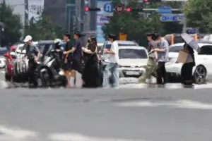 37도 ‘후끈’ 사우나 날씨…수도권엔 5~40㎜ 비