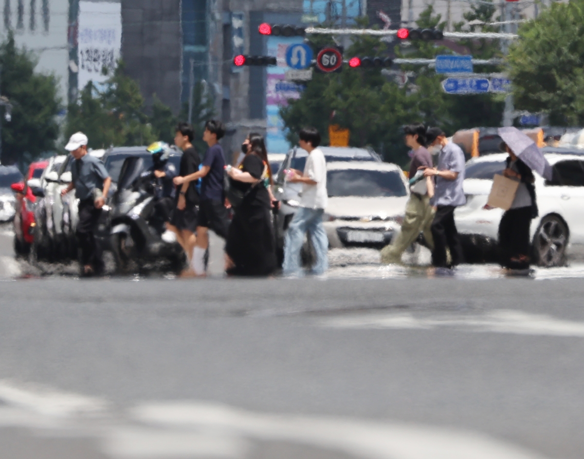 절기상 가장 덥다는 대서(大暑)인 23일 울산에 이틀째 폭염경보가 발효 중인 가운데 남구 한 도로에 지열로 인한 아지랑이가 피어오르고 있다. 2026.7.23. 울산 연합뉴스