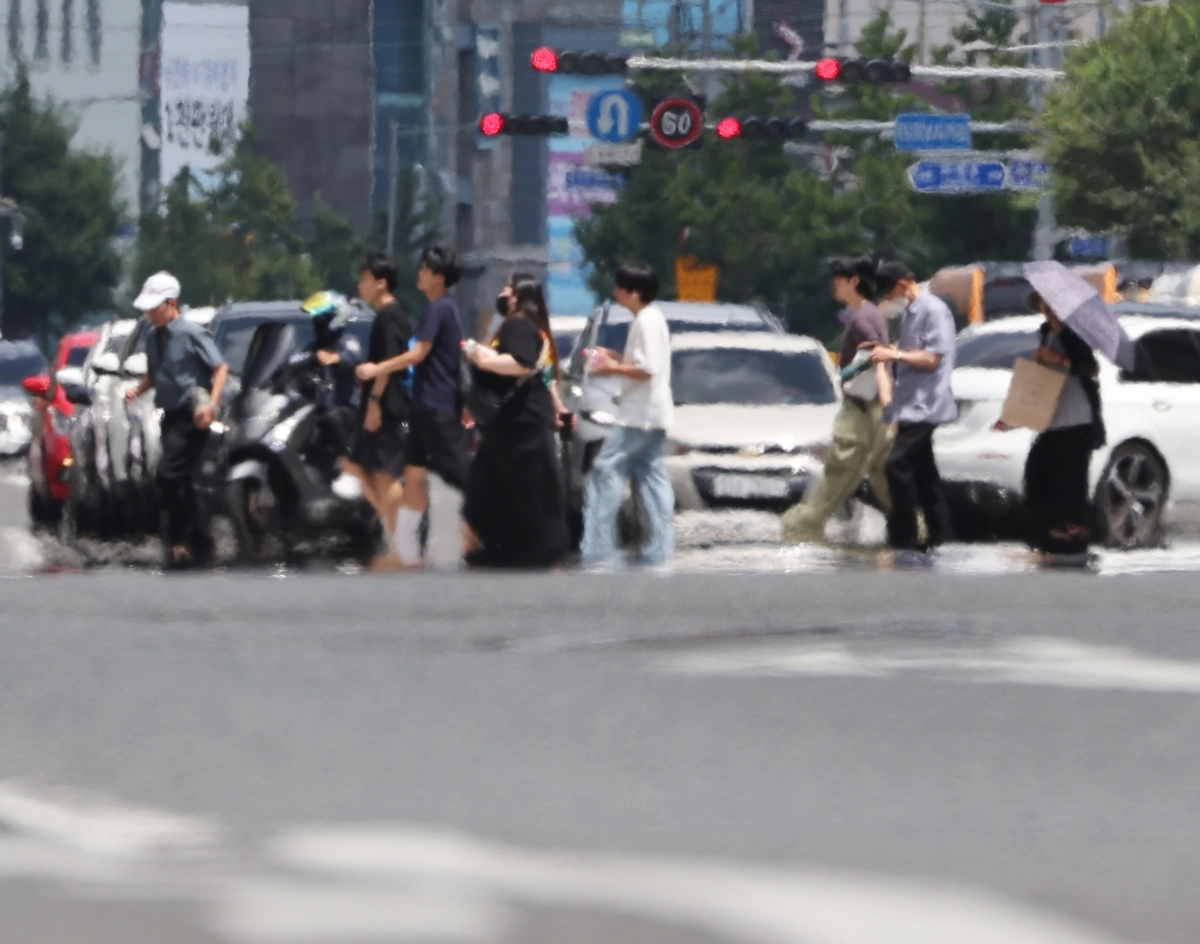 절기상 가장 덥다는 대서(大暑)인 23일 울산에 이틀째 폭염경보가 발효 중인 가운데 남구 한 도로에 지열로 인한 아지랑이가 피어오르고 있다. 2026.7.23. 울산 연합뉴스