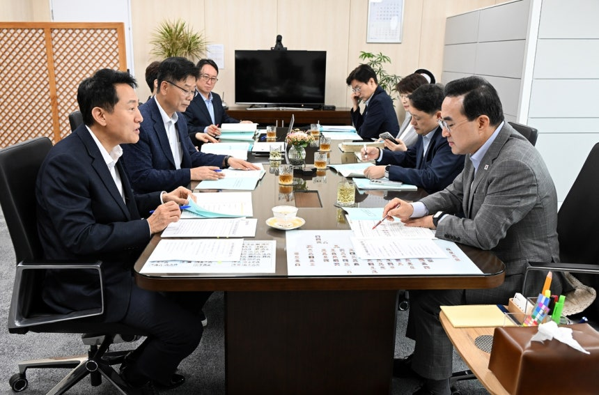 오세훈(앞줄 왼쪽) 서울시장이 24일 오전 한국재정정보원에서 박홍근(앞줄 오른쪽) 기획예산처 장관을 만나 서울 기반시설의 노후화 실태를 설명하고 개선을 위한 국가 차원의 지원을 요청하고 있다. 서울시 제공