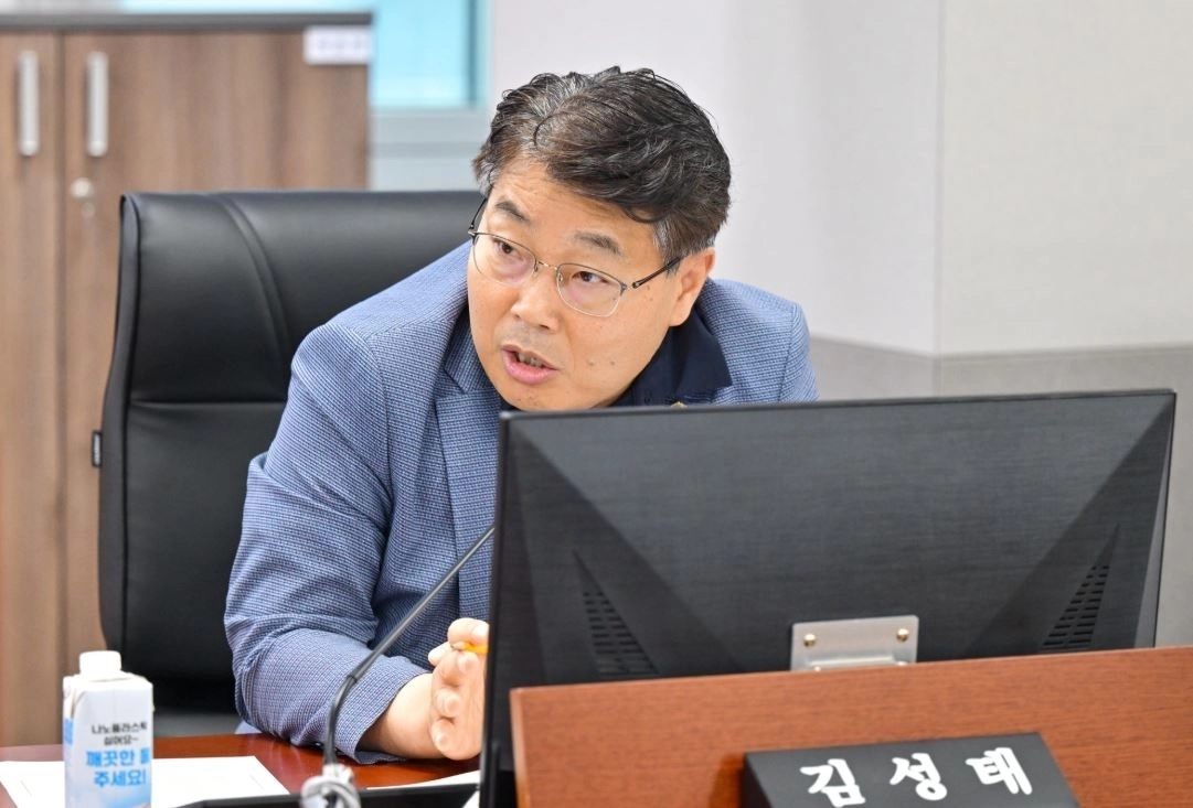 ▲ 지난 21일 열린 제392회 임시회 경기도 산림녹지과 업무보고에서 질의하는 김성태 의원(사진=경기도의회)