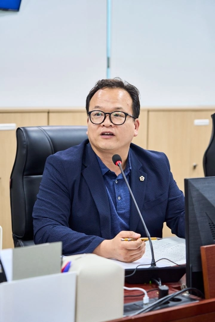 ▲ 지난 21일 열린 경기테크노파크 및 대진테크노파크 업무보고에서 발언중인 임창휘 의원(사진=경기도의회)