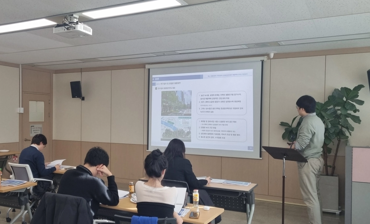 지난해 성동구 관계자가 ‘빅데이터 분석활용 펠로우십 완료 보고회’를 진행하고 있는 모습. 성동구 제공