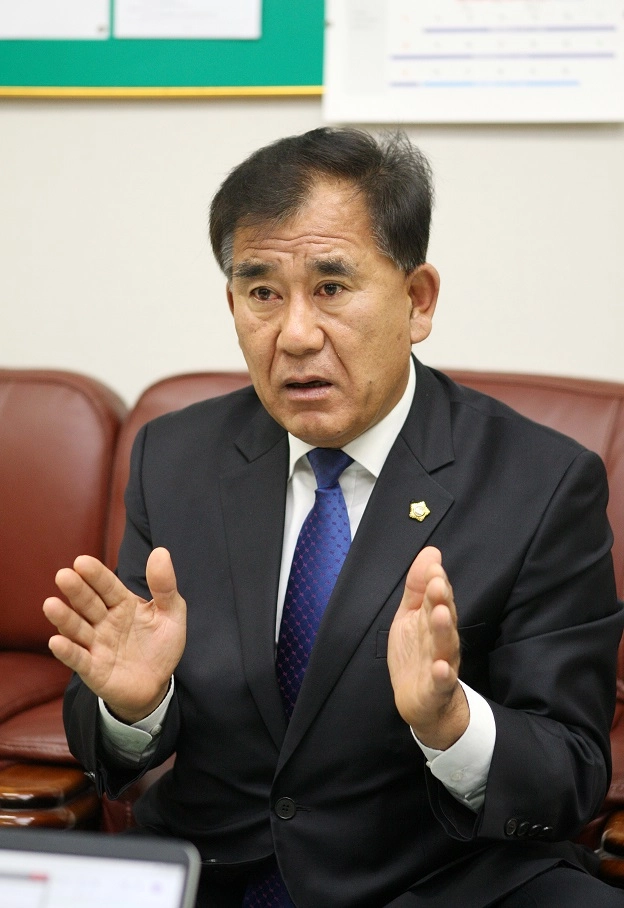 ▲백승기 의원이 제12대 전반기 경기도청 예산결산특별위원장으로 선출된 후 향후 예산 심사 방향과 의정 활동 포부를 설명하고 있다. (사진=경기도의회)