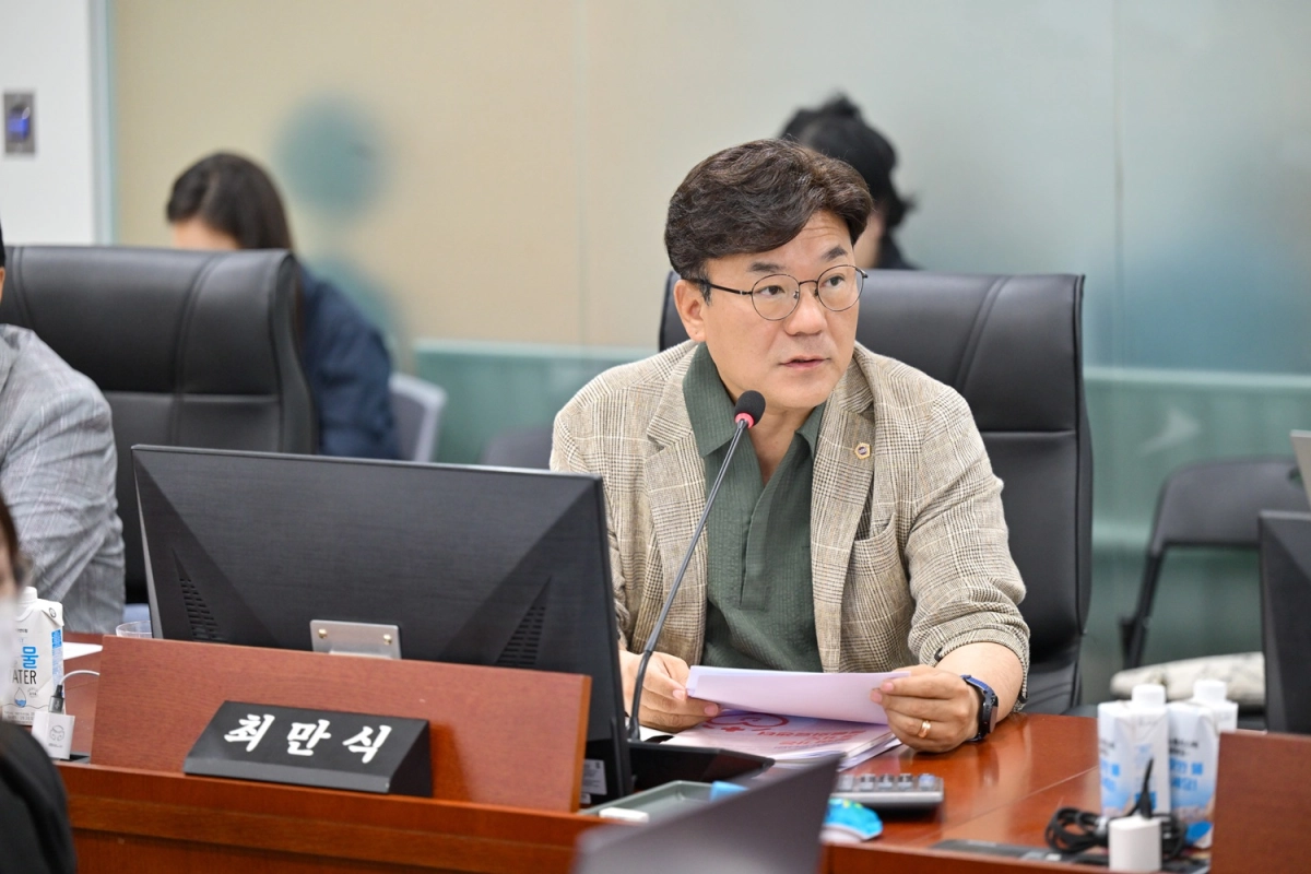 ▲최만식 의원이 제392회 임시회 산림녹지과 업무보고에서 신도시 산사태 예방을 위한 관계기관 협력과 선제적 대응체계 구축을 주문하고 있다. (사진=경기도의회)