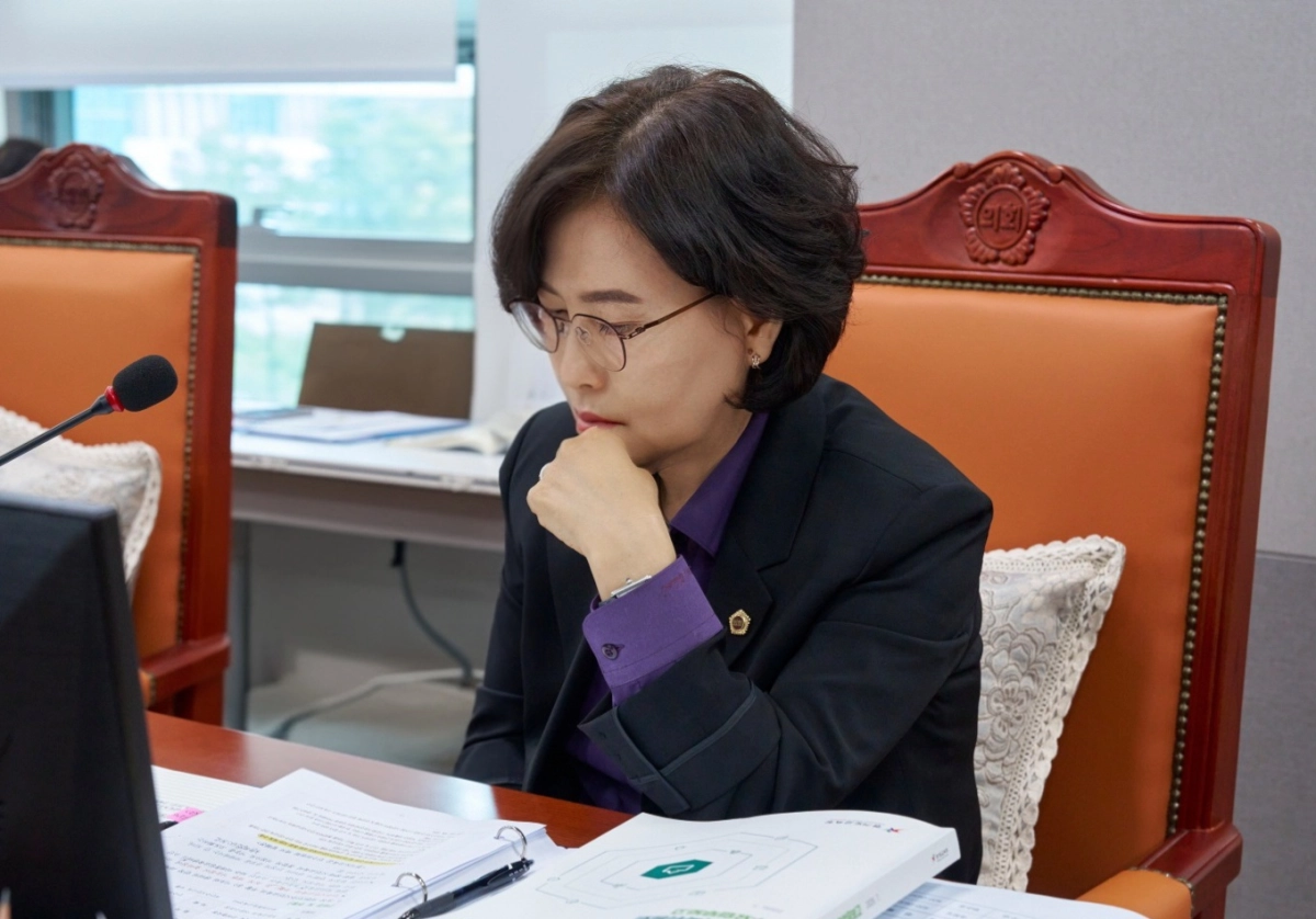 ▲최지원 의원이 22일 열린 제392회 임시회 제2차 교육기획위원회 회의에서 미래통일교육 내실화 및 ‘365 거점형 돌봄 안전망’ 구축을 주문하고 있다. (사진=경기도의회)