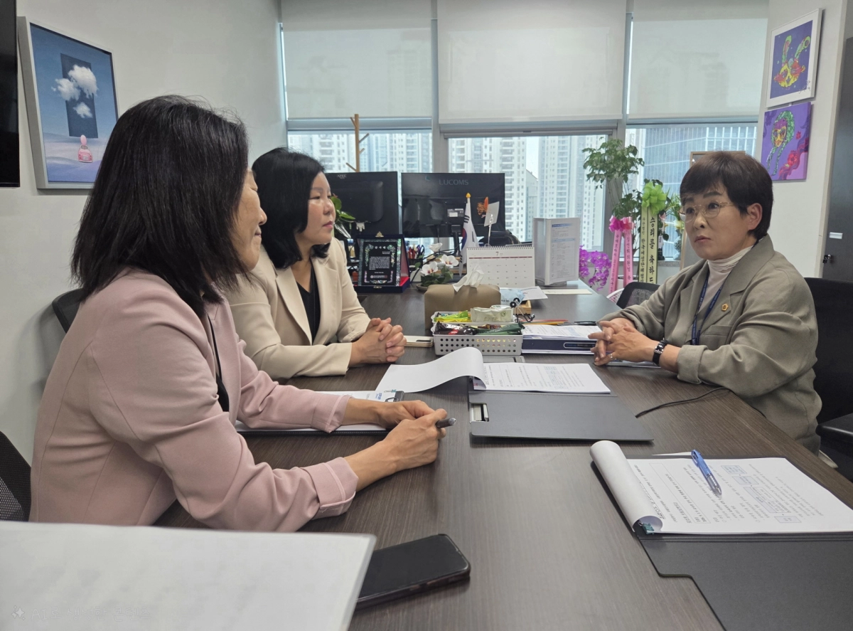 ▲김선희 의원이 22일 경기도교육청 교원인사정책과 관계자들과 정담회를 열고 ‘지역사회 참여형 교육장 공모제’의 공정성과 전문성 확보 방안을 논의하고 있다. (사진=경기도의회)