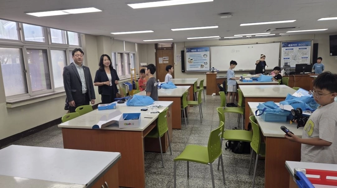 ▲ 지난 23일 영동초등학교 2층 회의실에서 열린 교육환경개선 정담회에 참석한 이병숙 의원(사진=경기도의회)