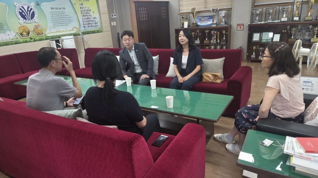 ▲ 지난 23일 영동초등학교 2층 회의실에서 열린 교육환경개선 정담회에 참석한 이병숙 의원(사진=경기도의회)