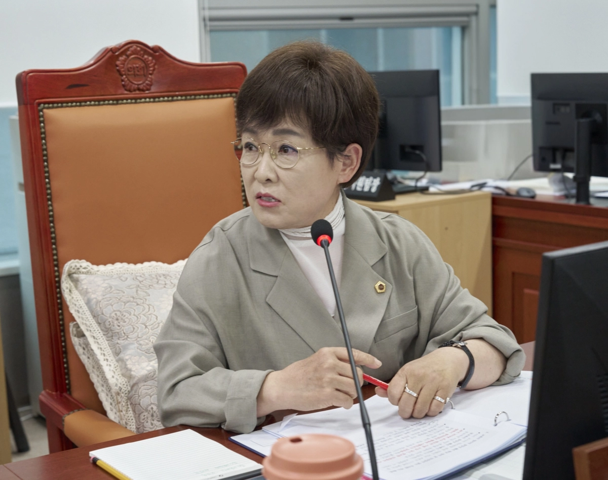 김선희 의원이 22일 열린 제392회 임시회 제1차 교육기획위원회 업무보고에서 교육청의 주요 현안을 지적하고 실효성 있는 대안을 주문하고 있다.(사진=경기도의회)
