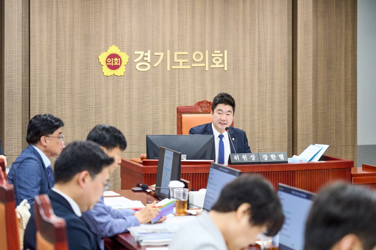 ▲경기도의회 의회운영위원회 장한별 위원장이 22일 상임위원회 회의에서 의원증 규칙 개정안 등 주요 안건을 심의하고 있다. (사진=경기도의회)