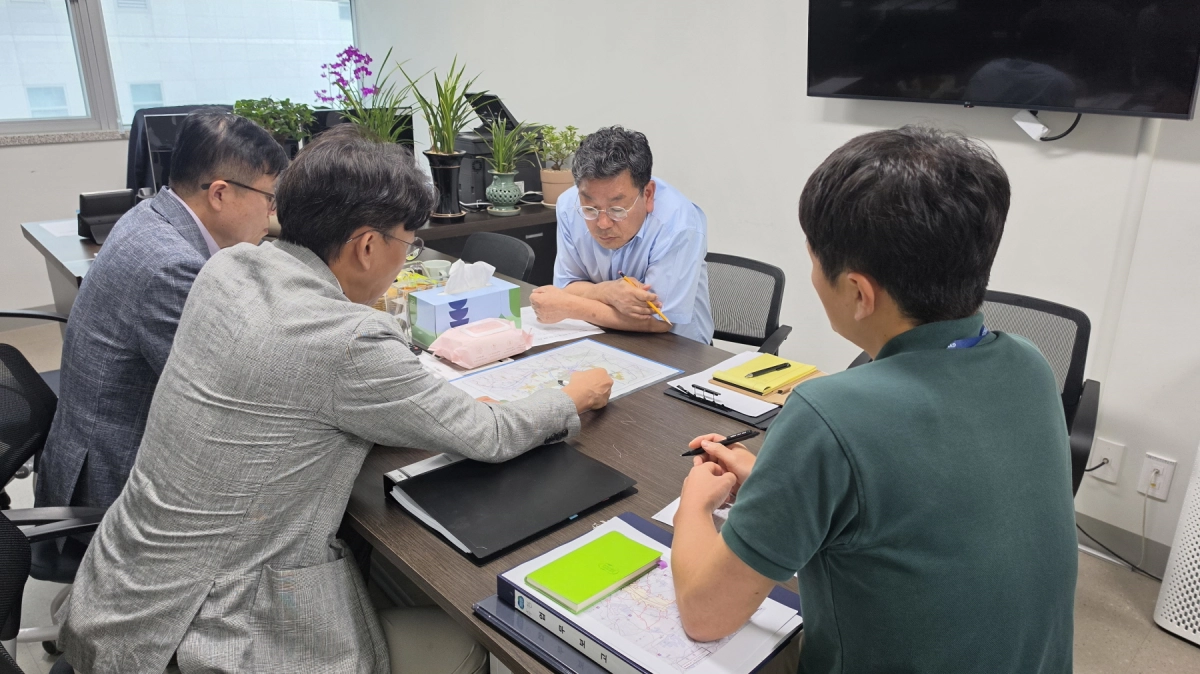 ▲최동식 의원이 경기도 택지개발과 관계자들로부터 시흥·광명 3기 신도시 추진 현황을 보고받고 도면을 살피며 발전 방안을 논의하고 있다. (사진=경기도의회)