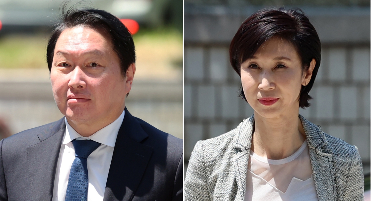 최태원(왼쪽) SK그룹 회장과 노소영 아트센터 나비 관장이 지난달 26일 서울 서초구 서울고법에서 열린 재산분할 파기환송심 2차 변론기일에 출석하고 있다. 연합뉴스