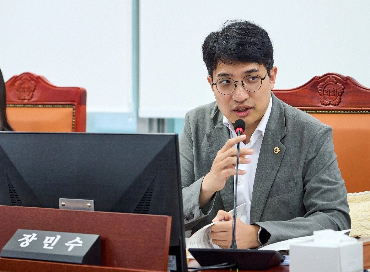 ▲장민수 의원이 22일 열린 제392회 임시회 의회사무처 업무보고에서 지방분권 강화를 위한 장기 비전 및 마스터플랜 수립을 주문하고 있다. (사진=경기도의회)