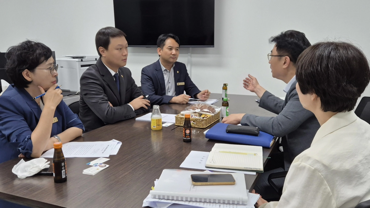 ▲최규진·송규근·김해련 의원이 23일 경기도 국제협력국 관계자들로부터 ㈜킨텍스 운영 현황 및 주요 현안에 관한 업무보고를 받으며 발전 방안을 논의하고 있다. (사진=경기도의회)
