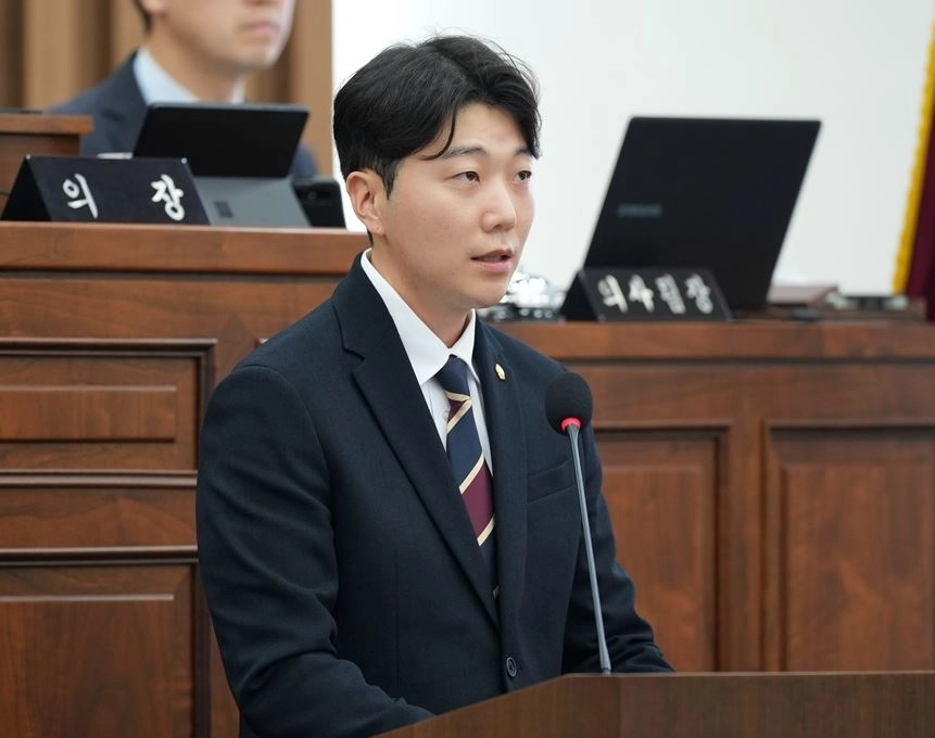 하남시의회 조창민 부의장이 24일 하남시의회 본회의장에서 열린 제350회 하남시의회 임시회 제2차 본회의에서 하남교산 A5블록 전용 모기지 조건의 원안 이행을 촉구하는 5분 자유발언을 하고 있다. 하남시의회 제공.
