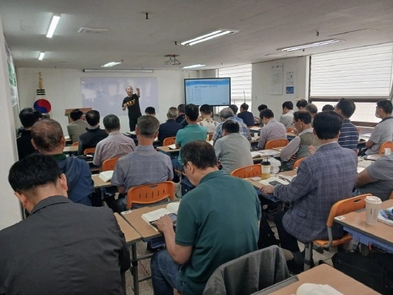 서울 구로구의 상반기 ‘경비원 취업지원 프로그램’에 참여한 수강생들이 경비 실무 이론 교육을 받고 있다.  구로구 제공