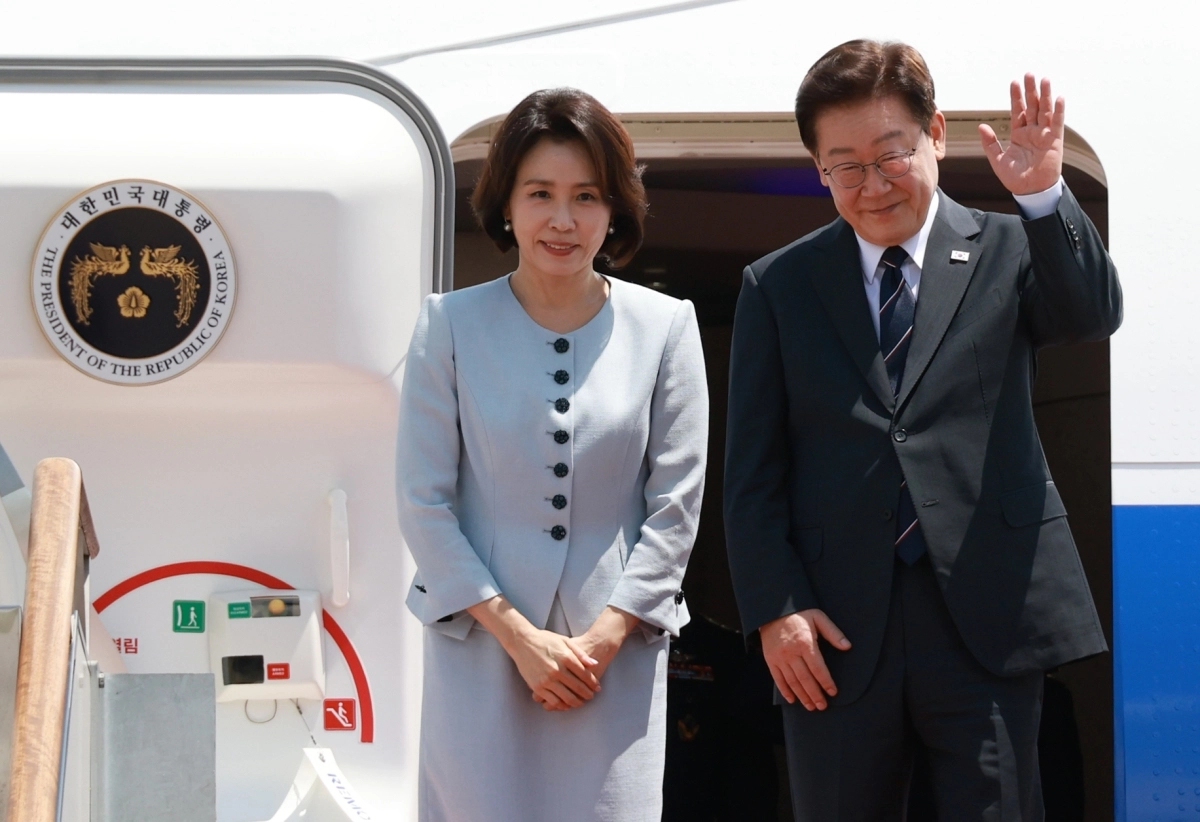 미국과 남미 순방을 위해 출국하는 이재명 대통령과 김혜경 여사가 24일 성남 서울공항 공군 1호기에서 환송객에게 인사하고 있다. 2026.7.24 연합뉴스