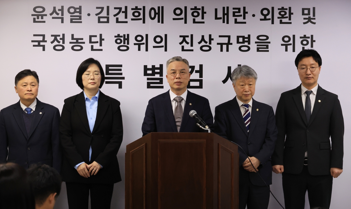 2차 종합특검의 권창영(가운데) 특별검사가 2월 25일 경기 과천시 특검 사무실에서 수사 계획을 밝히고 있다. 연합뉴스