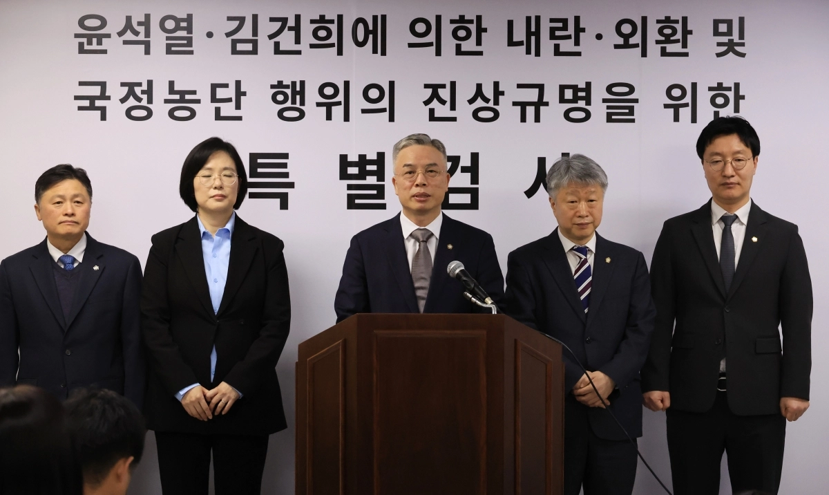 2차 종합특검의 권창영(가운데) 특별검사가 2월 25일 경기 과천시 특검 사무실에서 수사 계획을 밝히고 있다. 연합뉴스