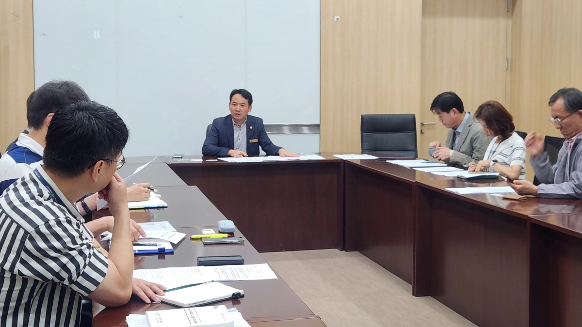▲송규근 의원이 23일 도의회 정담회실에서 경기도 관계 부서 공무원들과 3기 신도시 개발 지구 내 기업 이전 대책 및 실효적 보호 방안을 논의하고 있다. (사진=경기도의회)