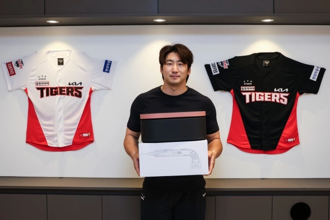 KIA 타이거즈 주장 나성범이 송호성 구단주의 선물을 받은 뒤 기념촬영을 하고 있다. KIA 제공