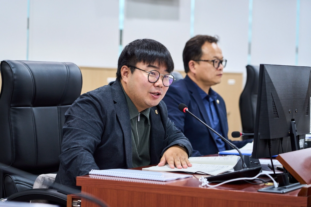 ▲유호준 의원이 21일 열린 제392회 임시회 회의에서 경기동북부 로봇산업 육성을 위한 구체적인 실행계획 수립을 촉구하고 있다. (사진=경기도의회)