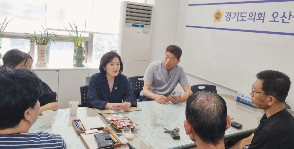 ▲ 지난 23일 경기도의회 오산상담소에서 문시 배드민턴클럽 관계자들과 정담회를 갖은 김영희 의원(사진=경기도의회)