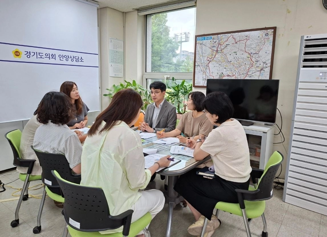▲ 지난 23일 도의회 안양상담소에서 안양시의회 김서경 의원 및 안양과천교육지원청 관계자들과 함께 간담회를 개최한 장민수 의원(사진=경기도의회)