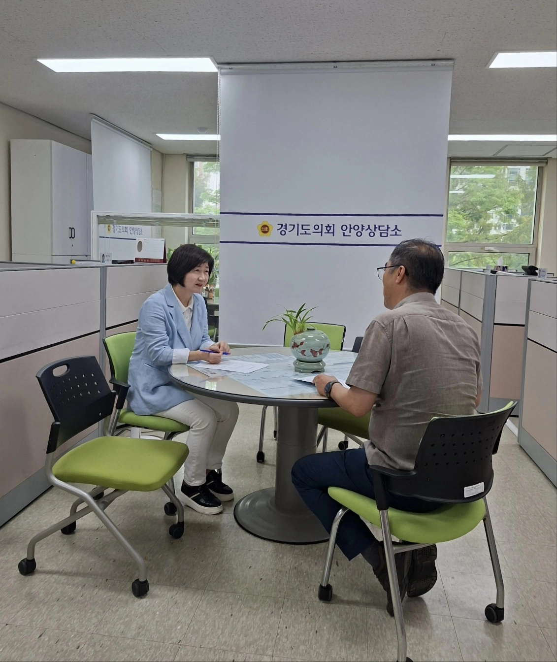 ▲윤도희 의원이 22일 경기도의회 안양상담소에서 관계자들과 안양시 노인 복지 인프라 현황을 점검하고 ‘어르신 놀이터’ 복합공간 조성 방안을 논의하고 있다. (사진=경기도의회)
