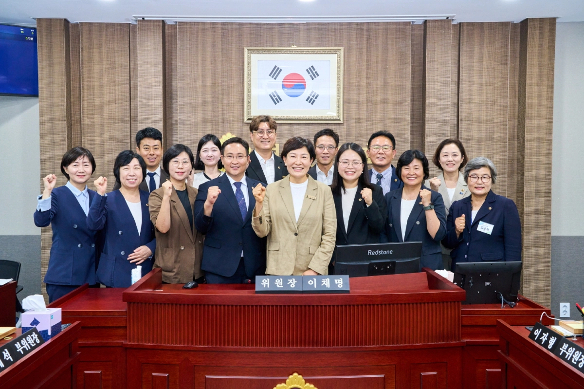 ▲경기도의회 제392회 임시회 제1차 경기도교육청 예산결산특별위원회에서 선출된 이채명 위원장과 부위원장단, 위원들이 기념촬영을 하고 있다. (사진=경기도의회)