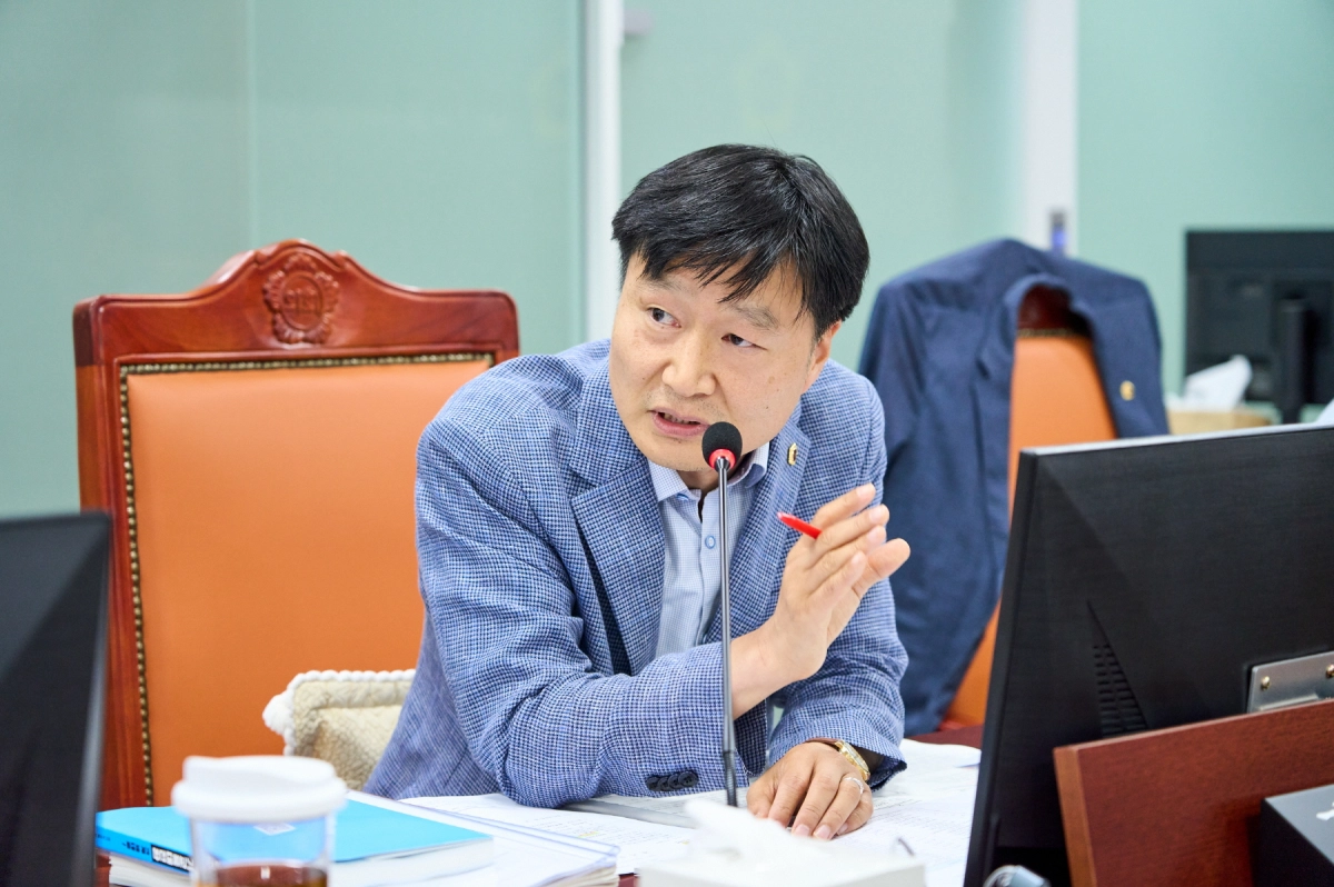 ▲김태희 의원이 제392회 임시회 운영위원회 업무보고에서 의회사무처 대상으로 질의하고 있다. (사진=경기도의회)