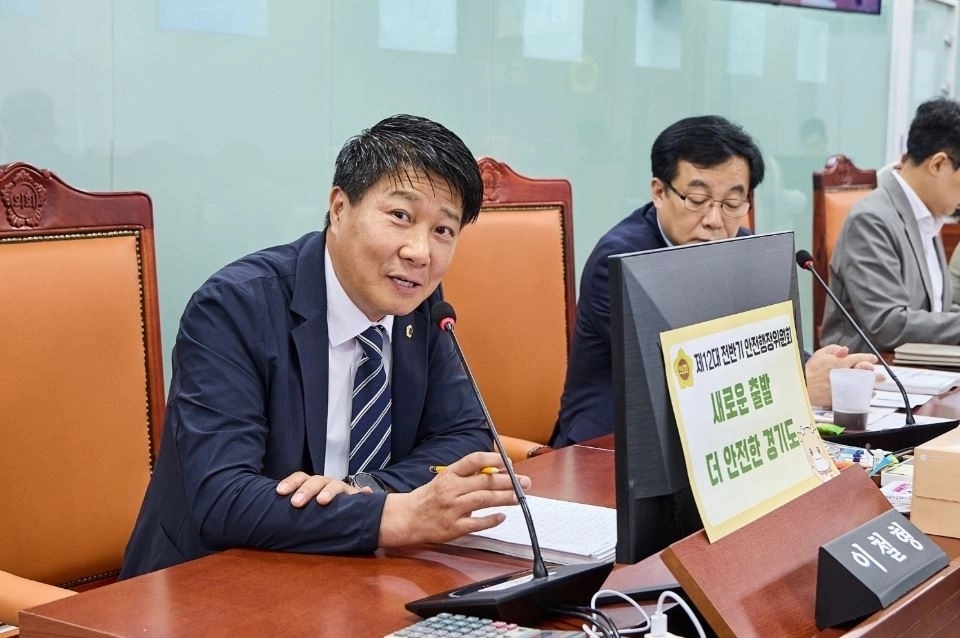 ▲ 지난 22일 열린 제392회 임시회 경기도 소방재난본부 업무보고에서 질의하는 이철형 의원(사진=경기도의회)
