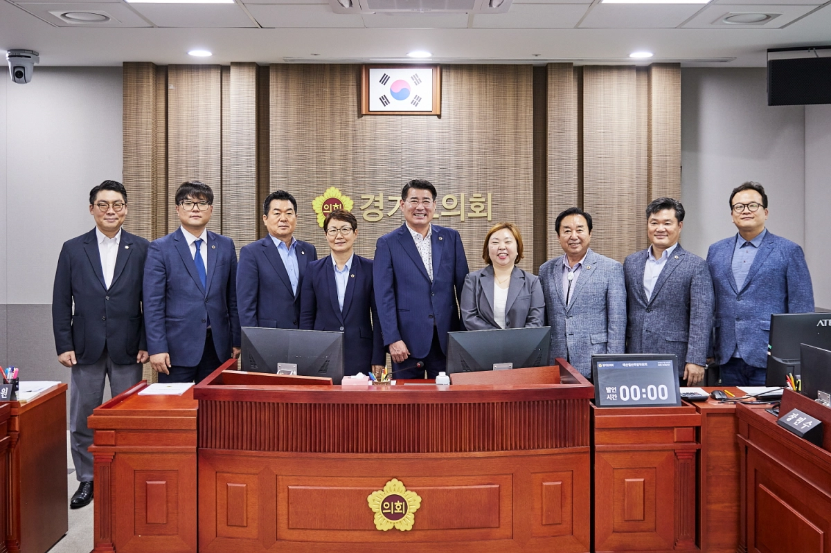 ▲경기도의회 제392회 임시회 제1차 윤리특별위원회 회의에서 선출된 유종상 위원장을 비롯한 부위원장단과 위원들이 기념촬영을 하고 있다. (사진=경기도의회)