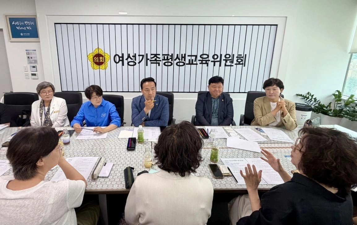 ▲ 24일 경기 지역 4개 여성시민사회단체로 구성된 경기여성네트워크와 정담회를 개최한 경기도의회 여성가족평생교육위원회. (사진=경기도의회)