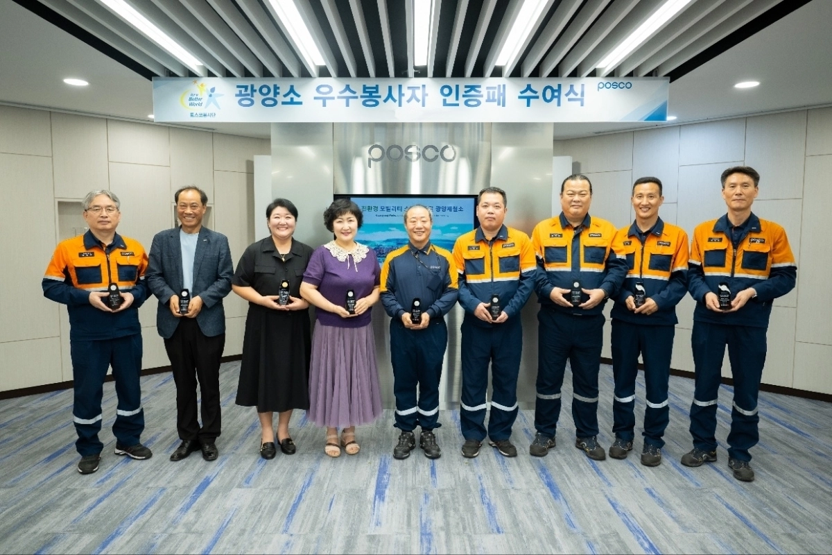 왼쪽부터 김영구 과장, 오수환 과장, 박춘희씨, 강경숙씨, 박상률 과장, 이영석 과장, 김기현 과장, 김상원 과장, 정영환 과장.