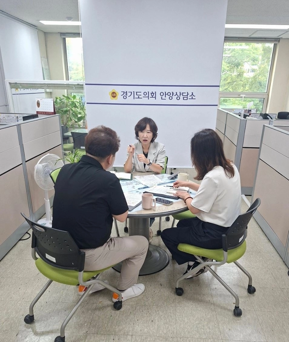 ▲ 24일 의회 안양상담소에서 안양시 대중교통과 관계자들과 간담회를 갖은 최경순 의원(사진=경기도의회)