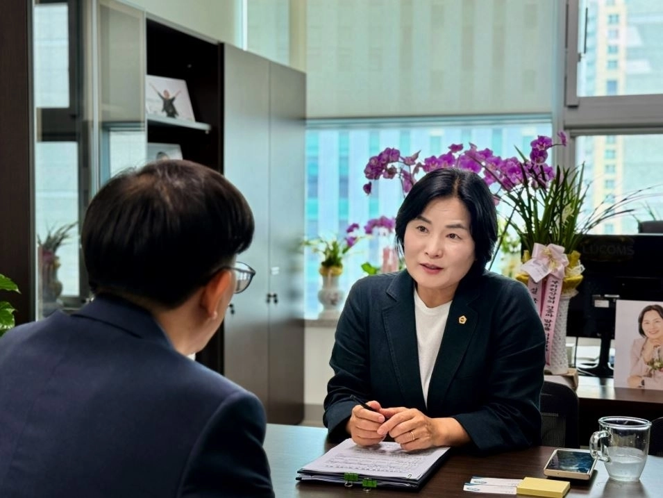▲ 지난 23일 경기도 기후환경에너지국 산림녹지과와 간담회를 개최한 윤순옥 의원(사진=경기도의회)