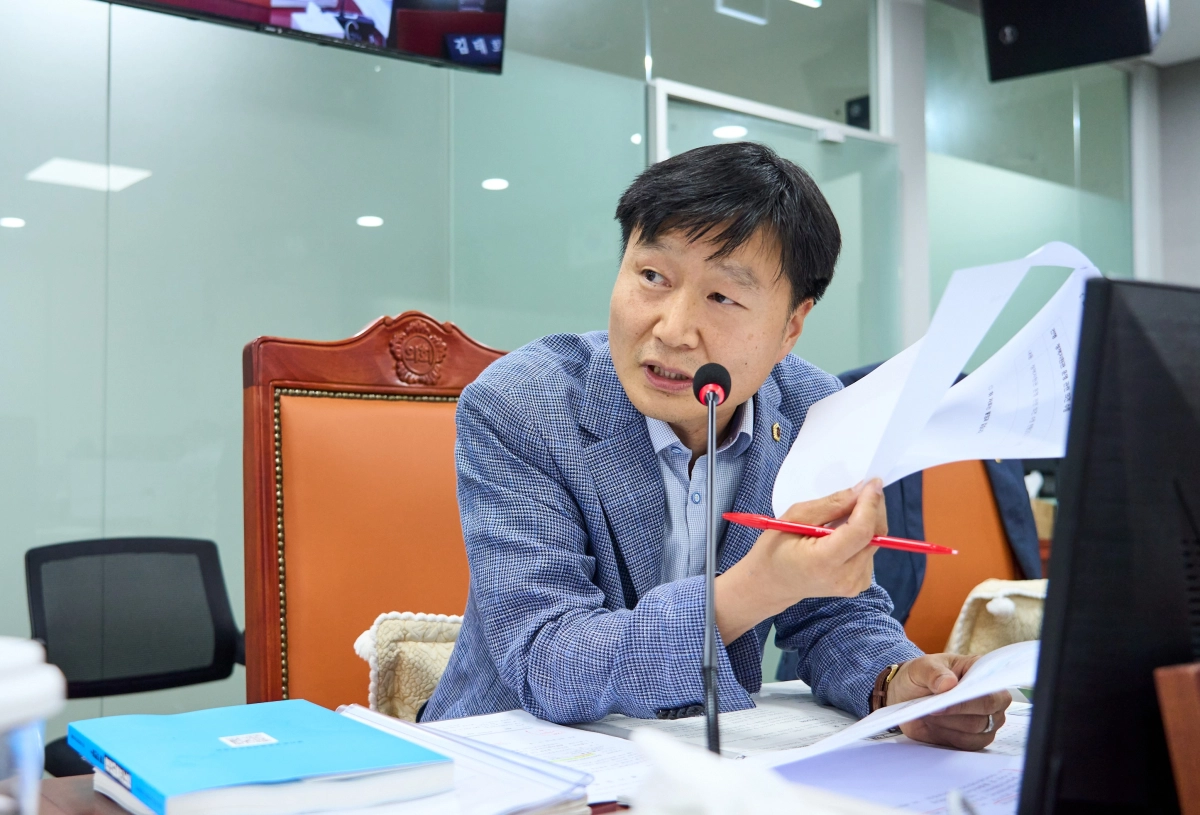 ▲김태희 의원이 제392회 임시회 운영위원회 경기도지사 비서실 업무보고에서 질의를 진행하고 있다. (사진=경기도의회)