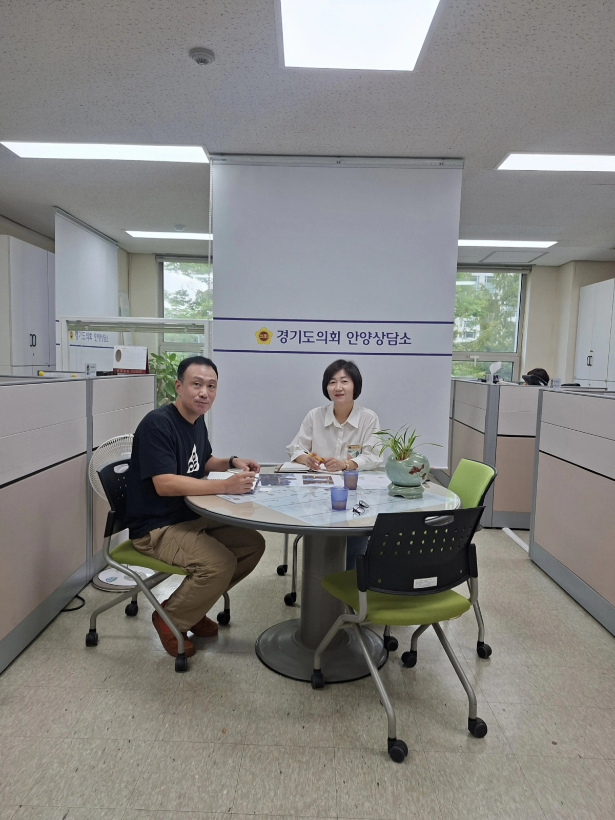 ▲경기도의회 안양상담소에서 윤도희 의원이 안양시 관계자와 안양동초 통학로 보행안전시설 확충 방안을 논의하고 있다. (사진=경기도의회)