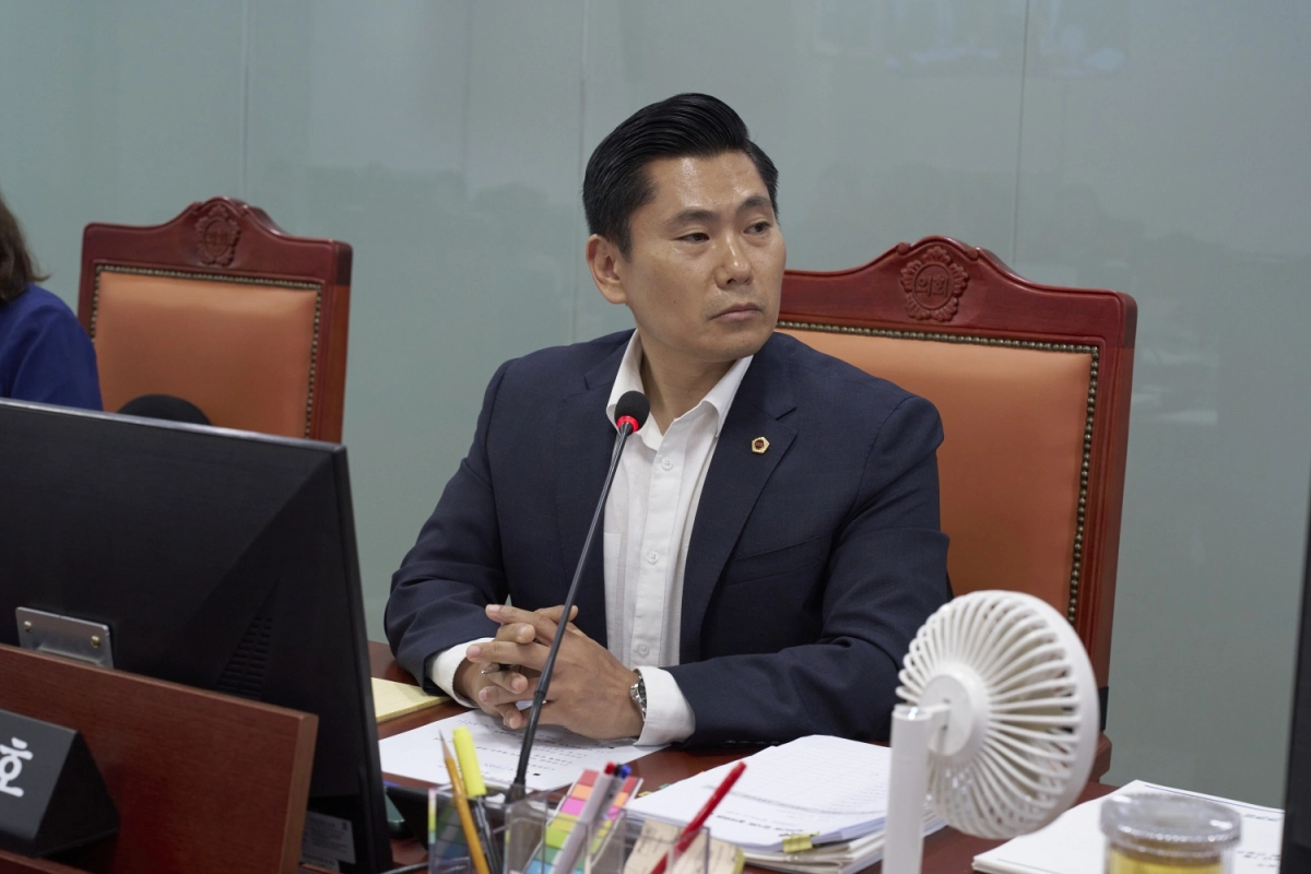 ▲제392회 임시회 건설교통위원회 업무보고에서 질의를 진행하고 있는 김지호 의원. (사진=경기도의회)