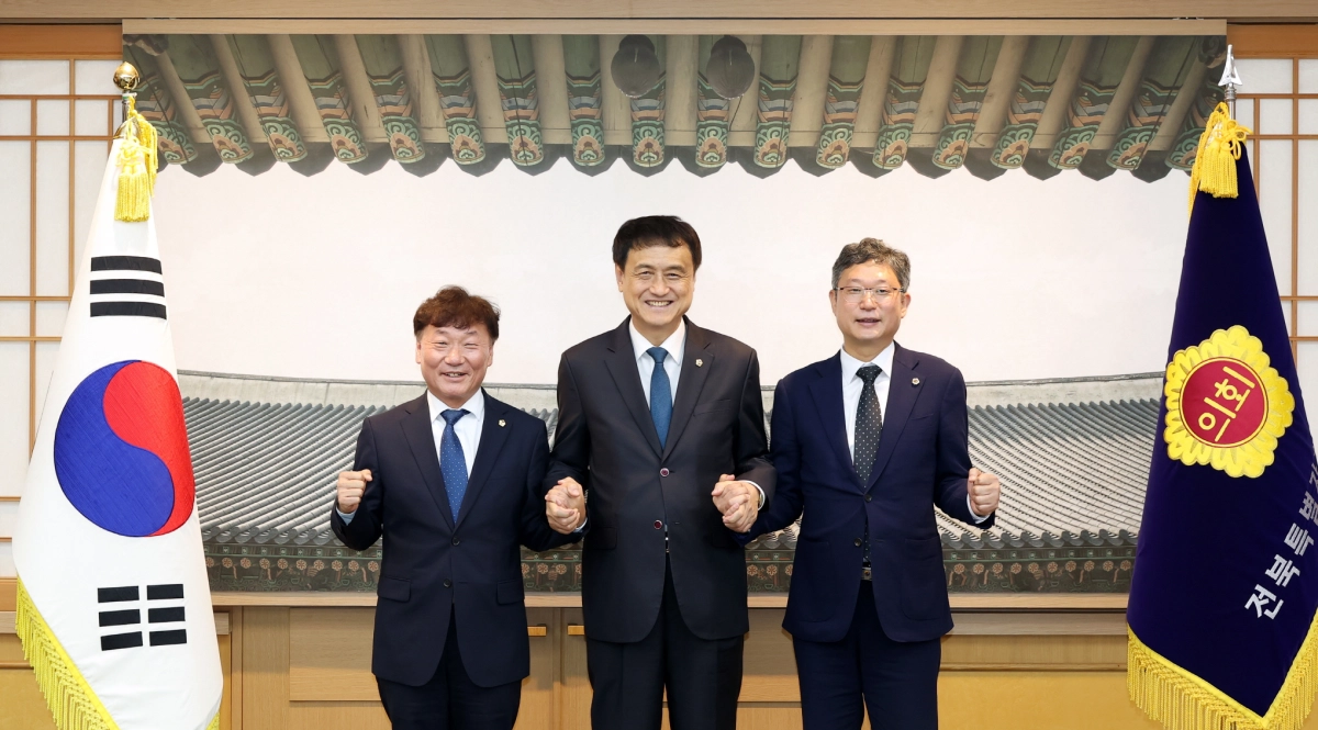 ▲전북특별자치도의회를 방문한 남종섭 경기도의회 의장이 김희수 전북특별자치도의회 의장, 안신일 세종특별자치시의회 의장과 함께 지방의회법 제정을 위한 협력을 다짐하고 있다. (사진=경기도의회)