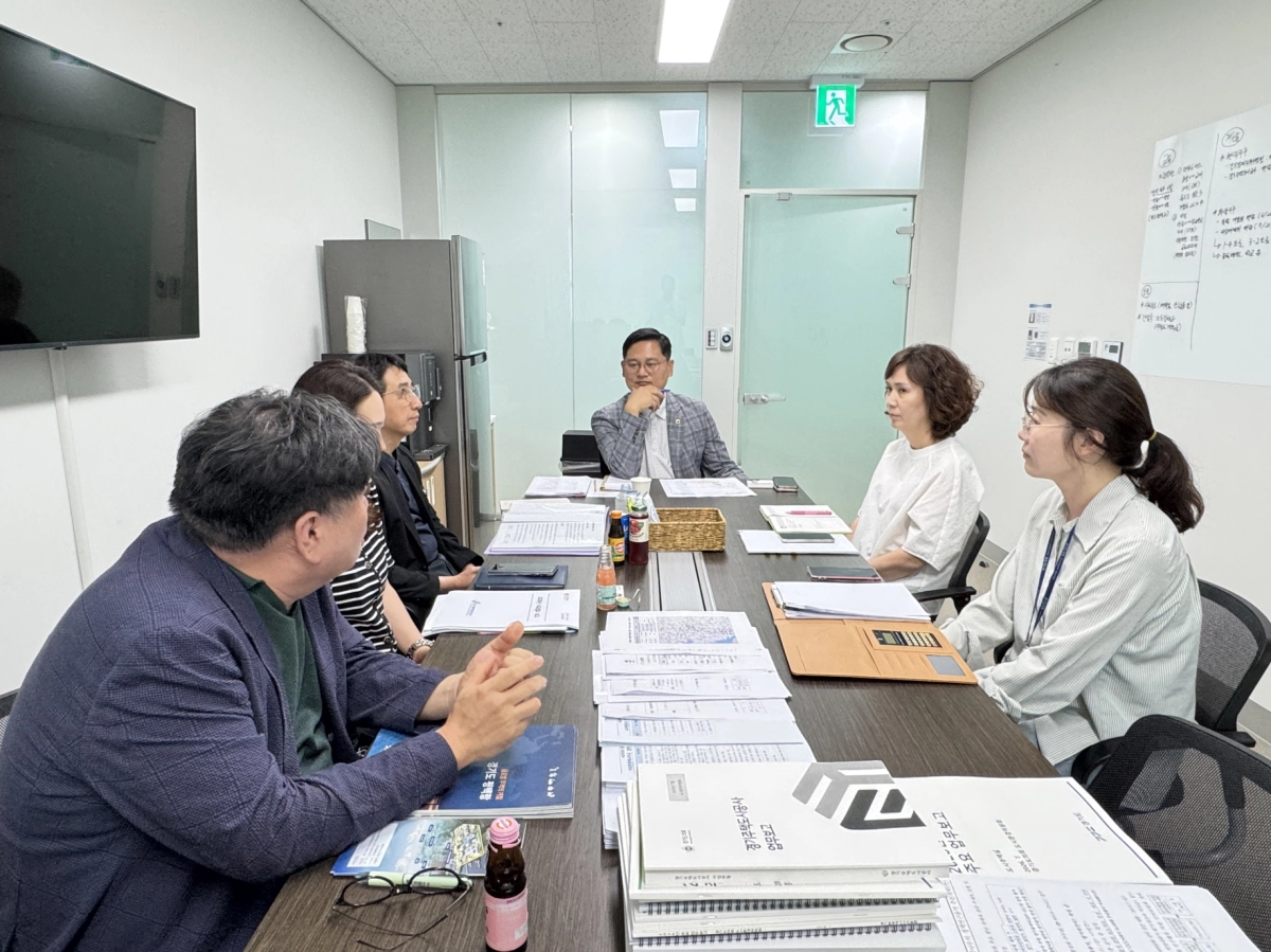 ▲안계명 의원이 경기평택항만공사 관계자들과 평택항 배후단지 개발 및 친환경 항만 활성화 방안을 논의하고 있다. (사진=경기도의회)